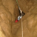 Les premiers passages de la grotte des Bordes sont bien plus étroits que le souvenir hivernal que nous en avions avec Paul