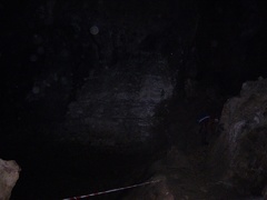 Arrivé à la base des puits, la grande gallerie est partiellement maculée de mondmilch sec qui glisse affreusement