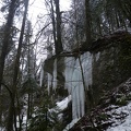 Bec rocheux. Au dessus, un arbre perché. En dessous, stalactites de glace.