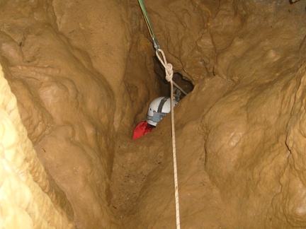 Les premiers passages de la grotte des Bordes sont bien plus étroits que le souvenir hivernal que nous en avions avec Paul